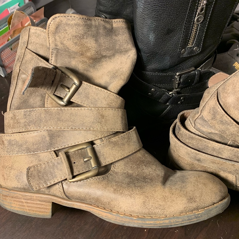 Slouchy tan/gray boots